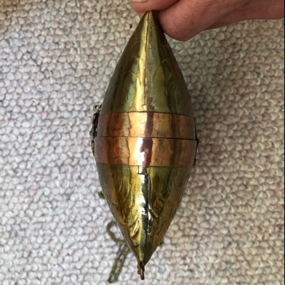 Exquisite Vintage Copper and Brass Pillow Minaudière purse. - Picture 5 of 11